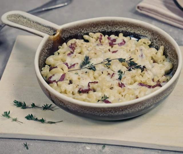 Pastırmalı peynirli güveçte dirsek makarna